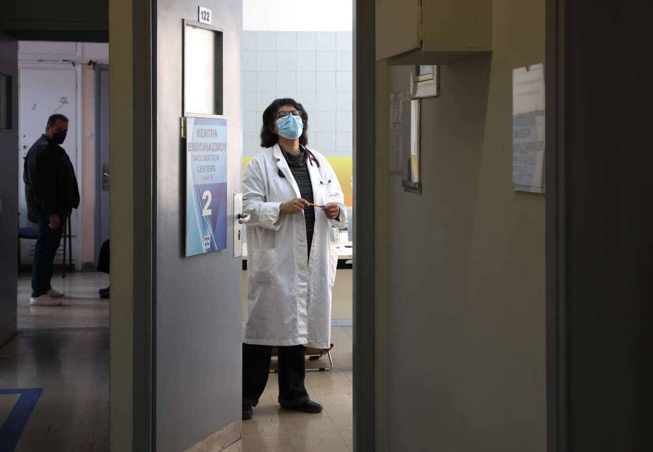 Κορονοϊός: Ανοίγει την Τετάρτη η πλατφόρμα για την τέταρτη δόση στους 70-79 ετών