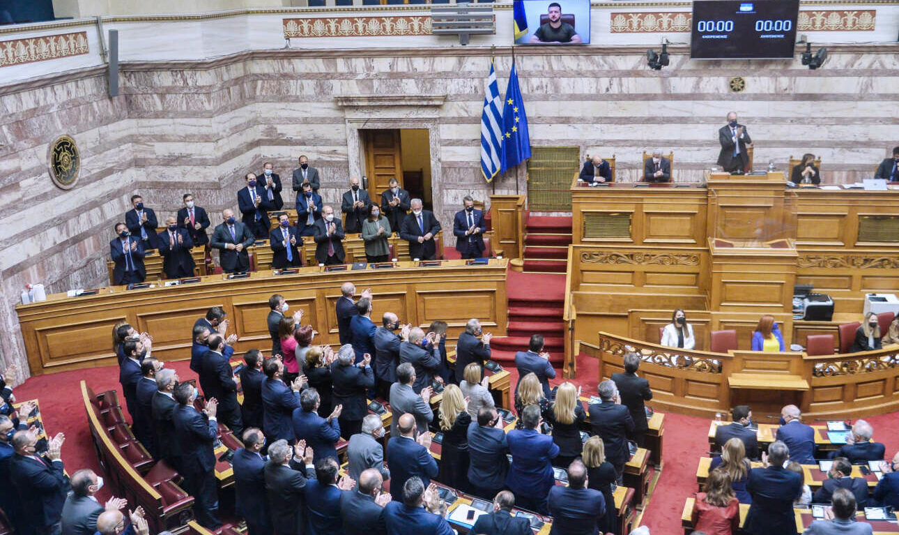 ΝΔ: Η «πάνω πλατεία» συναντιέται ξανά με την «κάτω πλατεία»