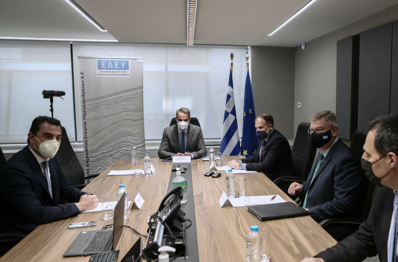 Στην ΕΔΕΥ ο Πρωθυπουργός: Επιταχύνονται σε έξι περιοχές οι έρευνες υδρογονανθράκων, θετικές οι ενδείξεις