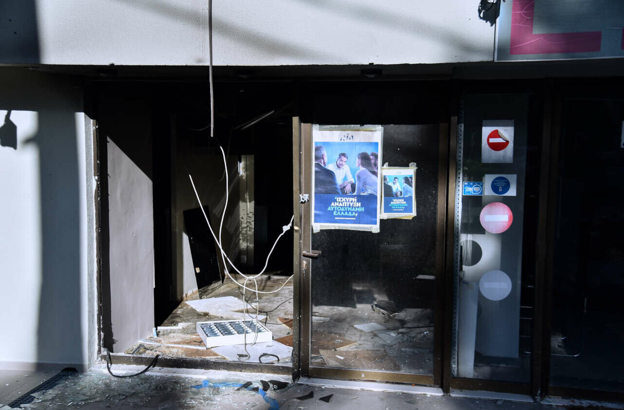 Γκαζάκια στα γραφεία της Νέας Δημοκρατία στην Πεύκη