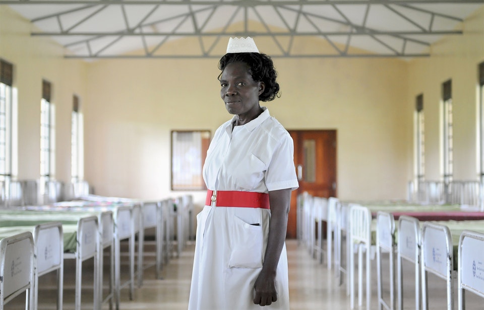 Η νοσοκόμα Ρεβέκκα εργάστηκε στο νοσοκομείο Μπουταμπίκα της Ουγκάντας για περισσότερα από 20 χρόνια. Ξεκίνησε εκεί όταν είχε πολύ βασικές εγκαταστάσεις – δίχως τρεχούμενο νερό, ρεύμα και ελάχιστα κρεβάτια. Εχει αφιερώσει της ζωή της στο να παλεύει για άτομα με προβλήματα ψυχικής υγείας και το στίγμα που τους ακολουθεί με αποτέλεσμα να αλλάξει την πτέρυγα σε αυτό που βλέπουμε στην εικόνα. Ενδυναμώνει τους ασθενείς που φροντίζει, οι οποίοι αντιμετωπίζουν (μερικές φορές σοβαρά) θέματα ψυχικής υγείας και οι οποίοι είναι συχνά παρίες της κοινωνίας. Κανείς δεν είναι μόνος στον θάλαμο της νοσοκόμας Ρεβέκκας»