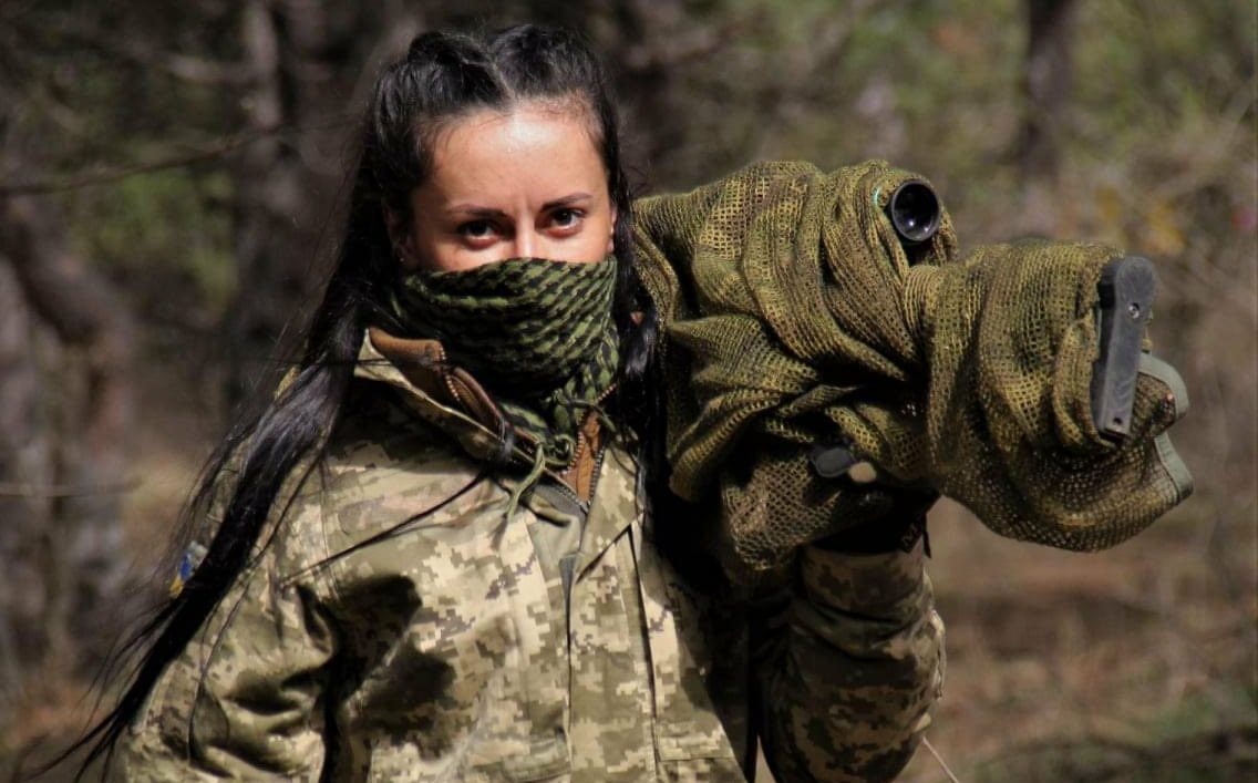 Η ελεύθερη σκοπευτής που επανήλθε για να σκοτώσει «τα ρωσικά ορκ»