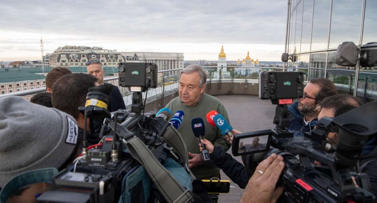 O Γκουτέρες στα ερείπια της Ουκρανίας: Ο πόλεμος είναι παράλογος τον 21ο αιώνα