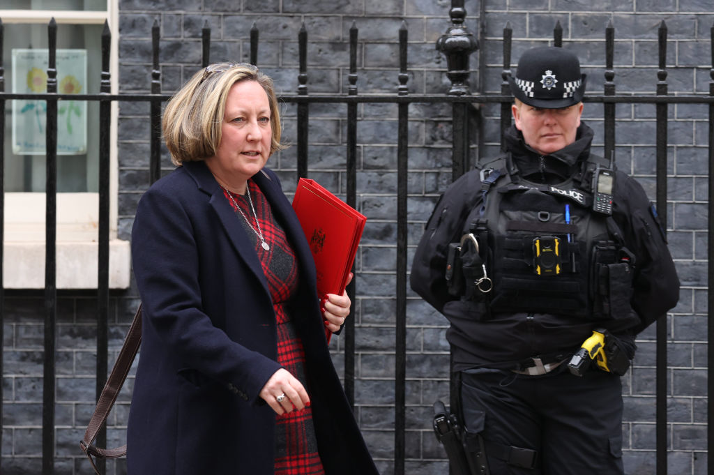 Βρετανίδα υπουργός προς άνδρες βουλευτές: Κρατήστε τα χέρια μέσα στις τσέπες σας!
