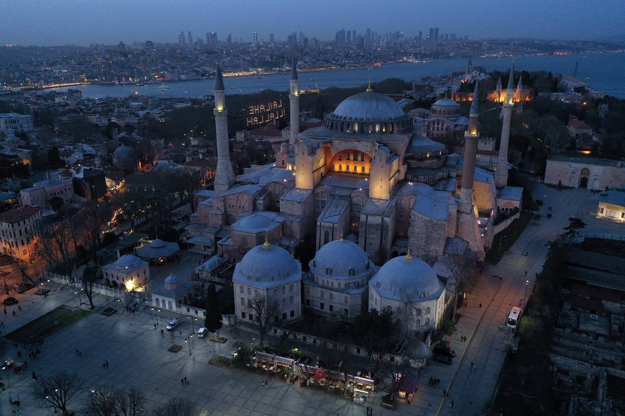 ΥΠΕΞ: «Βρείτε αυτούς που βανδάλισαν την Αγία Σοφία και οδηγήστε τους στη Δικαιοσύνη»