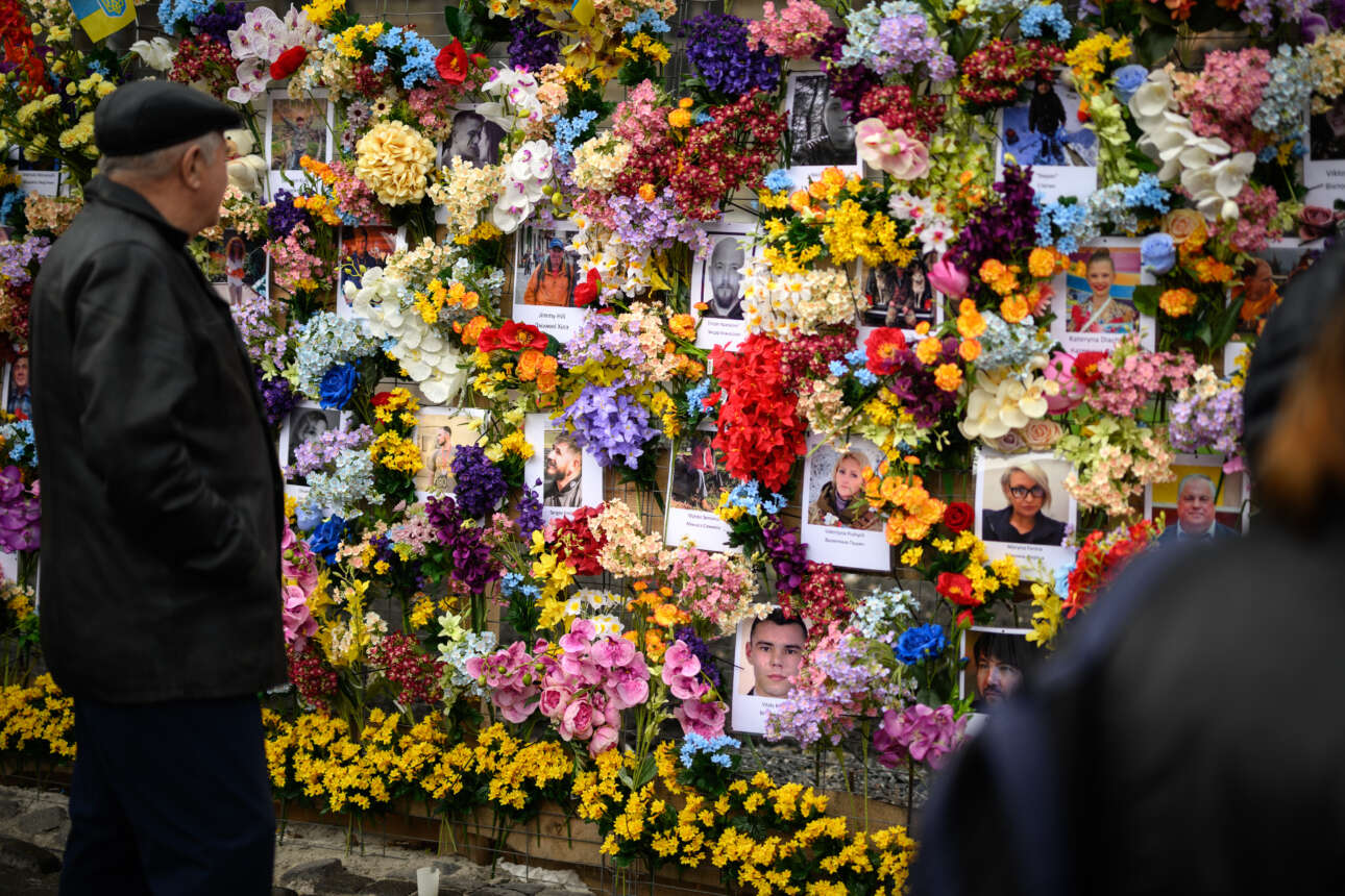 Στο Λβιβ, ένας τοίχος από λουλούδια, μνημείο για τα θύματα του πολέμου