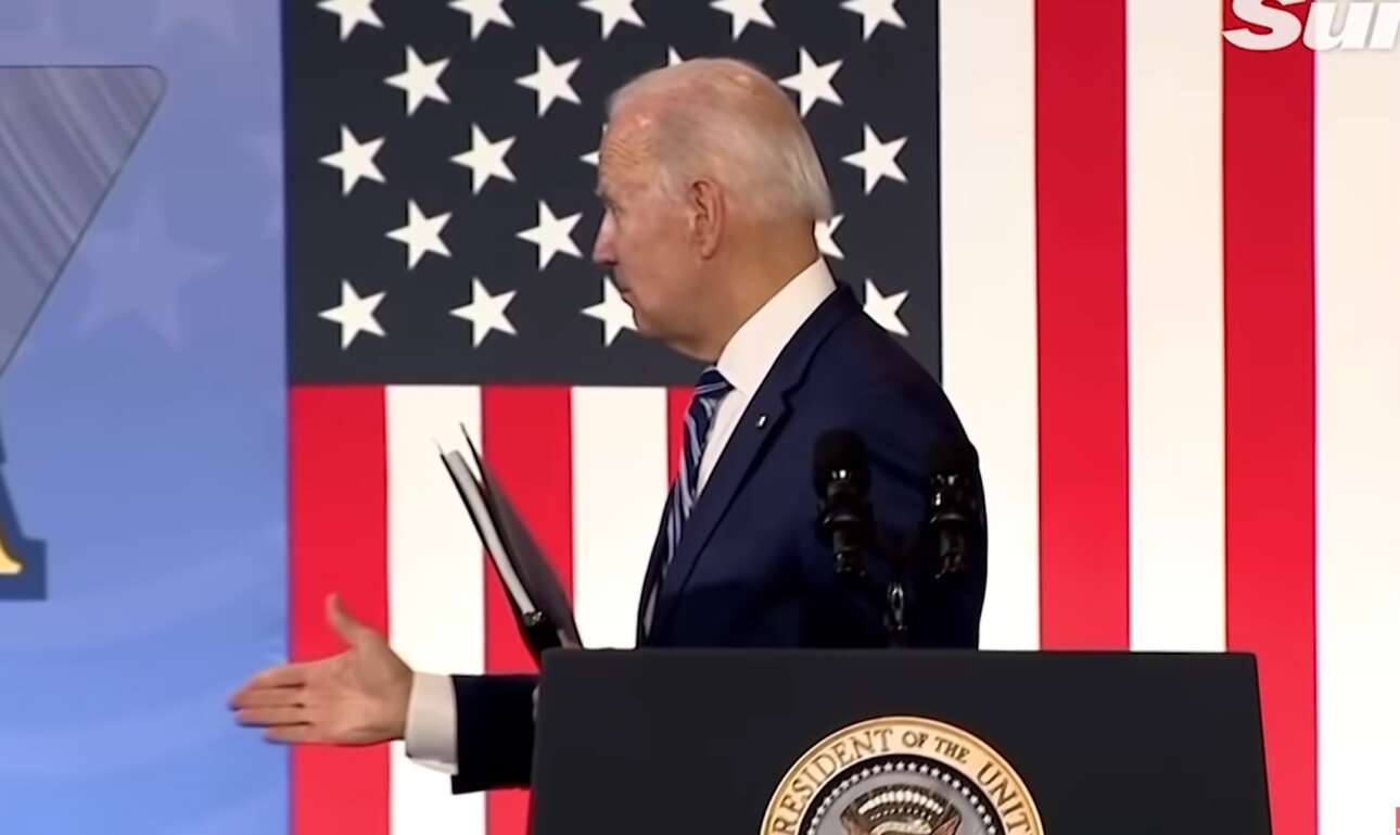 Χειραψία με τον… αέρα έκανε ο Μπάιντεν μετά την ομιλία του στη Βόρεια Καρολίνα