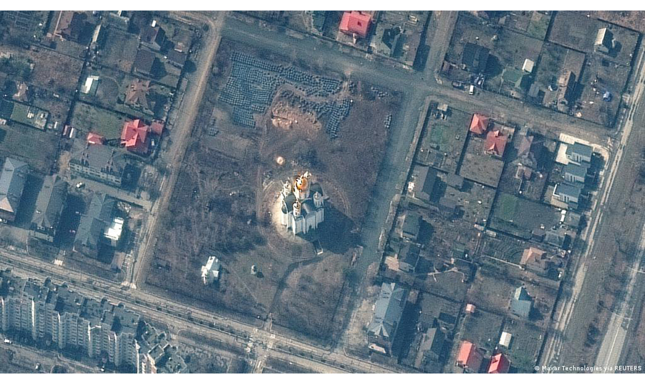 Δορυφορικά μάτια αναζητούν ομαδικούς τάφους στην Ουκρανία