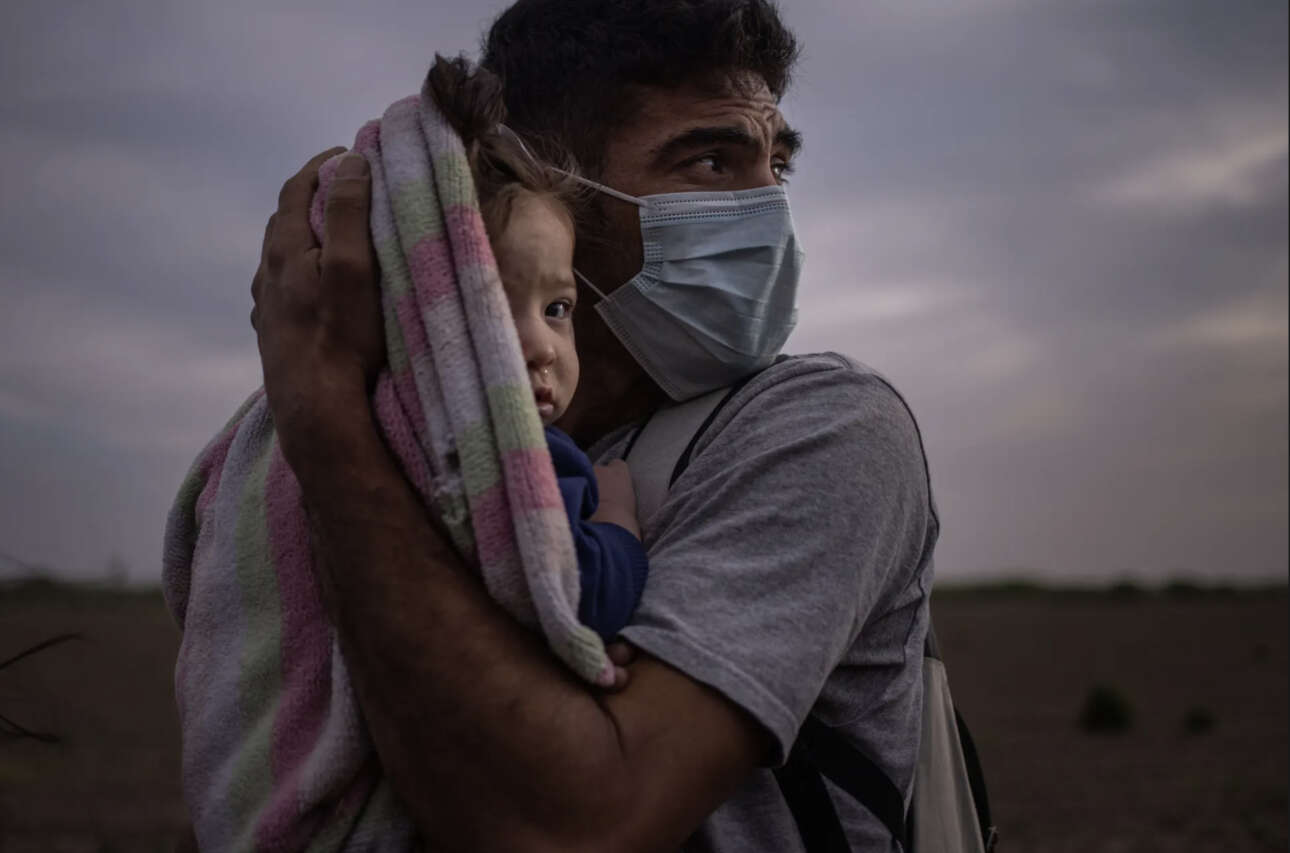 Μάρτιος του 2021: ο 34 ετών Φρανσίσκο από την Ονδούρα αγκαλιάζει σφιχτά την εννέα μηνών κόρη του Μέγκαν, έχοντας μόλις διασχίσει το Ρίο Γκράντε πάνω σε μία σχεδία, προκειμένου να περάσει από το Μεξικό στις ΗΠΑ 