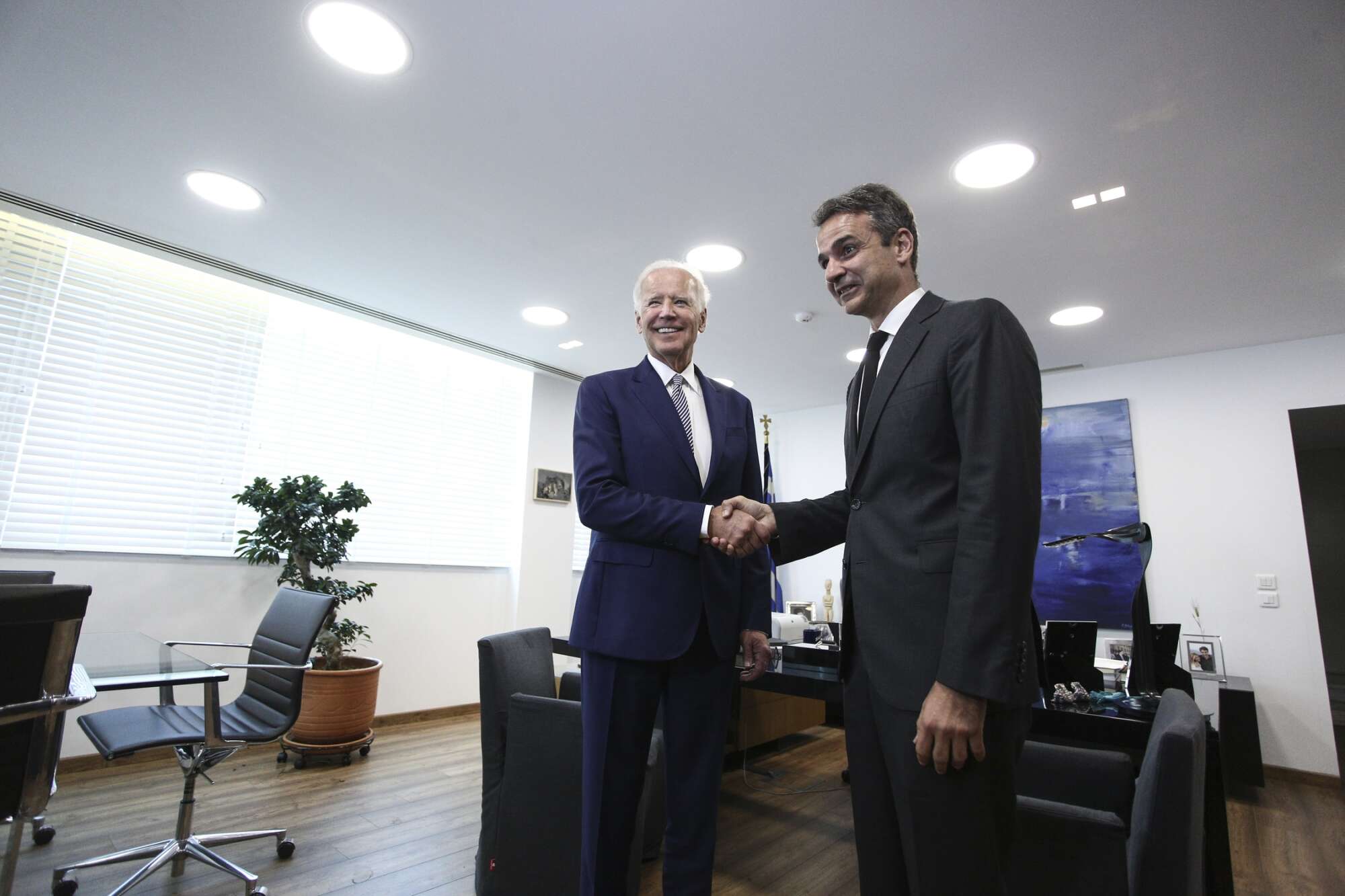 Ο Μητσοτάκης, ο Μπάιντεν και ο ελέφαντας στο Οβάλ Γραφείο…