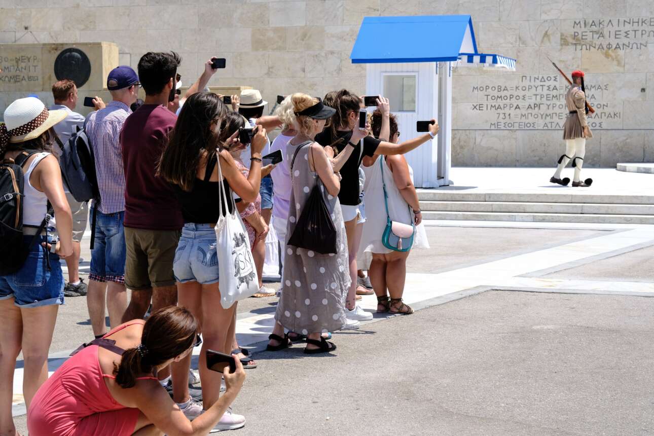 Guardian: Ευγνωμονούσα η Ελλάδα υποδέχεται ξανά αριθμό-ρεκόρ τουριστών