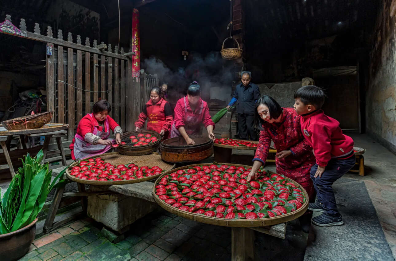 Σε μια μικρή αγροικία στην επαρχία Fujian της Κίνας, μια οικογένεια συγκεντρώνεται για να φτιάξει ντάμπλινγκς με ρύζι και φασόλι. Χρησιμοποιούν μια ξύλινη σφραγίδα για να γράψουν τη λέξη «τύχη» ή «ευτυχία» πάνω στην κόκκινη ζύμη και ατμίζουν τα ντάμπλινγκς μέσα σε ένα μεγάλο σκεύος. Αυτό το έθιμο σημαίνει πως η νέα χρονιά θα τους βρει ενωμένους και θα φέρει αφθονία