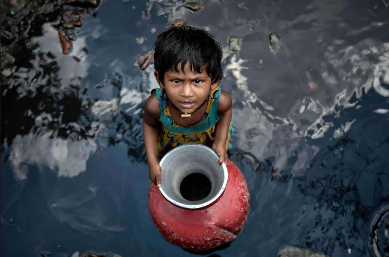 Ενα κοριτσάκι γεμίζει νερό στη φαβέλα Chad Uddan, στη Ντάκα του Μπαγκλαντές. Στις αστικές παραγκουπόλεις αυτής της χώρας, οι άνθρωποι έχουν πρόσβαση σε καθαρό νερό μόνο δύο φορές την ημέρα - το πρωί και το βράδυ