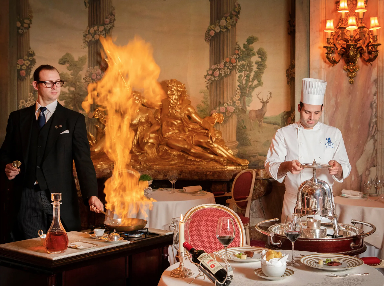 Στο εστιατόριο του ξενοδοχείου Ritz στο Λονδίνο δίνουν έμφαση στο ‘Arts de la Table’, μία θεατρική ιεροτελεστία που λαμβάνει χώρα δίπλα στο τραπέζι όπου γευματίζουν οι πελάτες