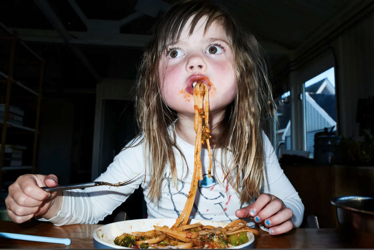 «Ως ενήλικες τρώμε συχνά με τα μάτια και όχι με το στομάχι μας. Τα παιδιά είναι ακόμα πολύ συνδεδεμένα με το στομάχι τους». Ο φωτογράφος απαθανατίζει, για το βιβλίο μαγειρικής της συζύγου του, το παιδί του που τρώει με λαχτάρα μία μακαρονάδα 