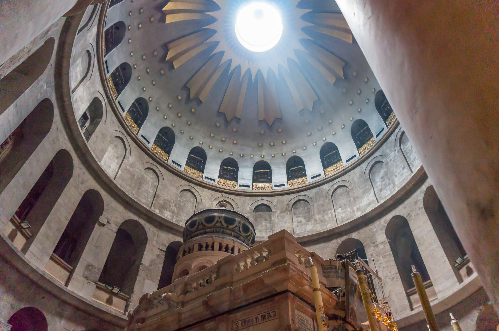 Ο ναός της Αναστάσεως, στην Ιερουσαλήμ λουσμένος από το φως