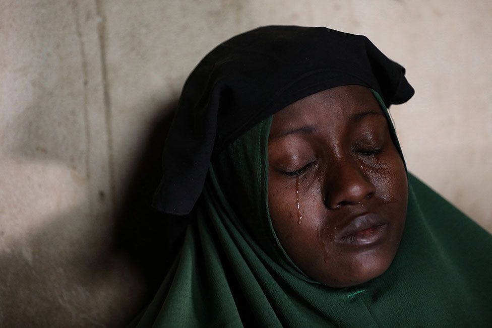Νικητής στην κατηγορία Ιστορίες, Αφρική. Η Αμίνα Λαμπαράν (δεν είναι το πραγματικό της όνομα) κλαίει στο σπίτι της στο Τζαντζίμπι της βορειοδυτικής Νιγηρίας, την ημέρα που οι δύο κόρες της έπεσαν θύματα απαγωγής. Μέσα στη νύχτα, ένοπλοι άνδρες άρπαξαν 279 κορίτσια από τους κοιτώνες του κρατικού γυμνασίου θηλέων στο χωριό
