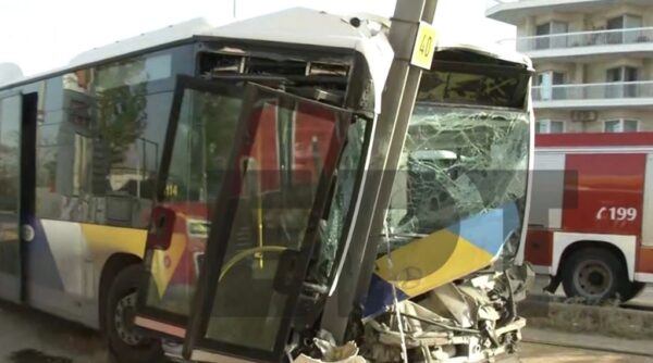 Λεωφορείο του ΟΑΣΑ «καρφώθηκε» σε κολώνα στην Παραλιακή – υπάρχουν τραυματίες