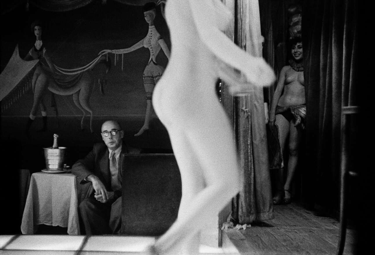 Στιγμιότυπο από το κλαμπ Le Sphynx στο Παρίσι, το 1956. «Ενας άνδρας πίνει σαμπάνια, δεν φαίνεται να διασκεδάζει πολύ. Ο φριχτός πίνακας από πίσω του προσδίδει στην ατμόσφαιρα. Καθώς περνάει η στρίπερ κάτω από το δυνατό φως, το σώμα της μοιάζει με μαρμάρινο γλυπτό. Πολλά πράγματα ήρθαν μαζί για αυτό το καρέ. Δεν το κατάφερα μόνος μου, πραγματικά – μου χαρίστηκε. Δεν θα μπορούσα ποτέ να το ξανατραβήξω, ακόμα κι αν κάποιος με πλήρωνε ένα εκατομμύριο λίρες για να προσπαθήσω», είχε πει ο Χόρβατ για την αγαπημένη του αυτή φωτογραφία 