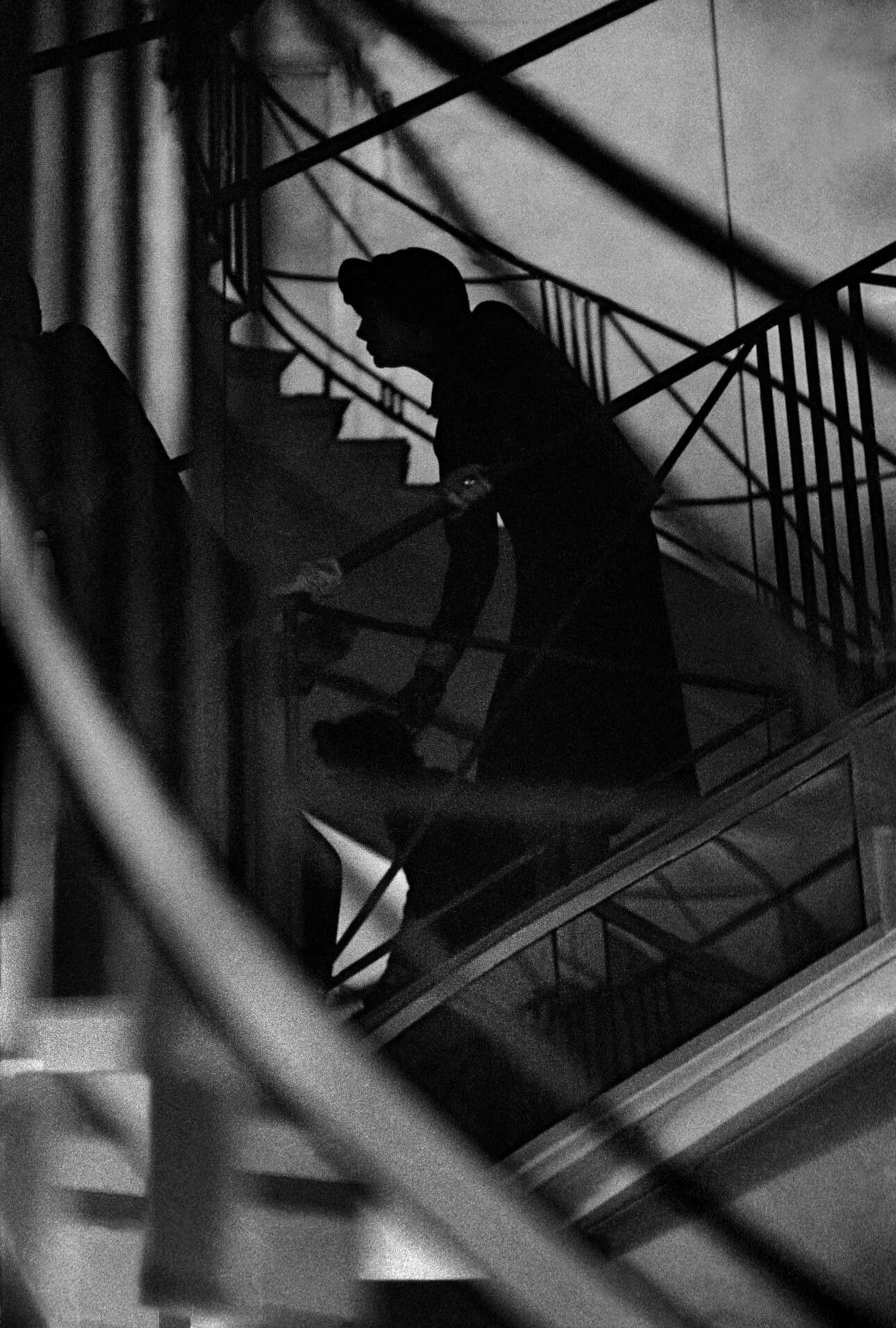 Παρίσι, 1958. Μία ατμοσφαιρική λήψη με την Κοκό Σανέλ να παρακολουθεί την επίδειξη μόδας της από τις σκάλες
