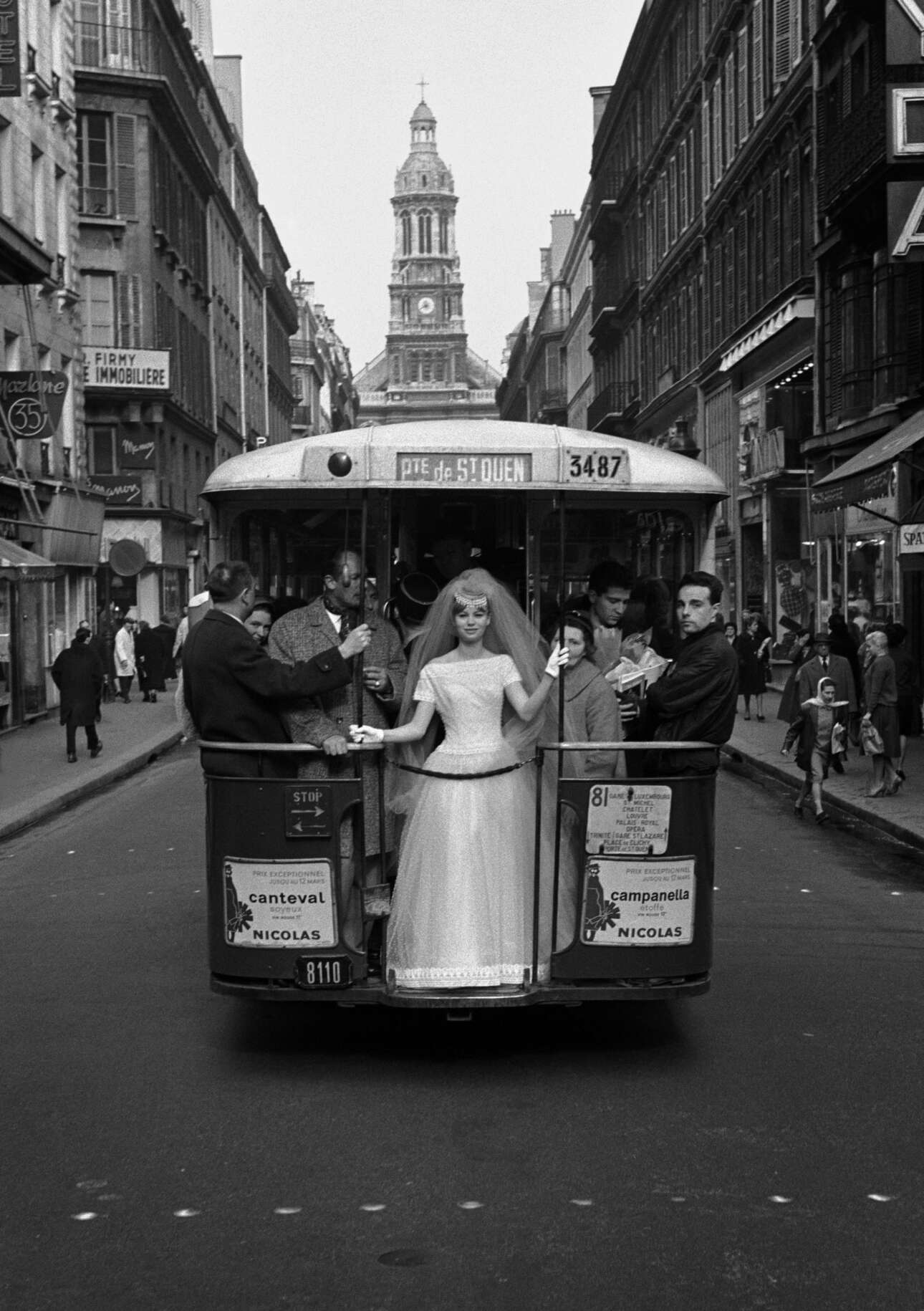  Μία ευρηματική φωτογράφιση για τη βρετανική Vogue: μοντέλο ποζάρει με νυφικό πάνω σε λεωφορείο του Παρισιού, το 1961