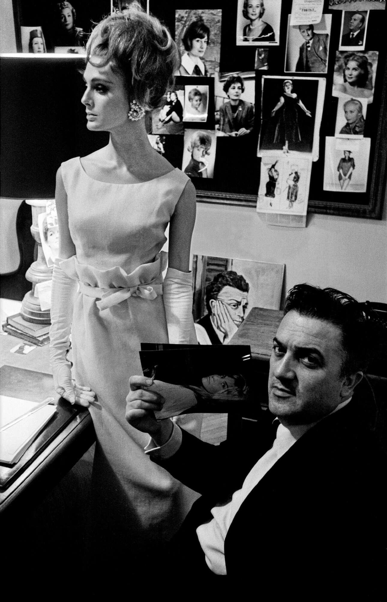 Ο θρυλικός ιταλός σκηνοθέτης Φεντερίκο Φελίνι μαζί με τη Ντέμπορα Νίξον φωτογραφίζονται για το περιοδικό Harpers Bazaar, στη Ρώμη, το 1962