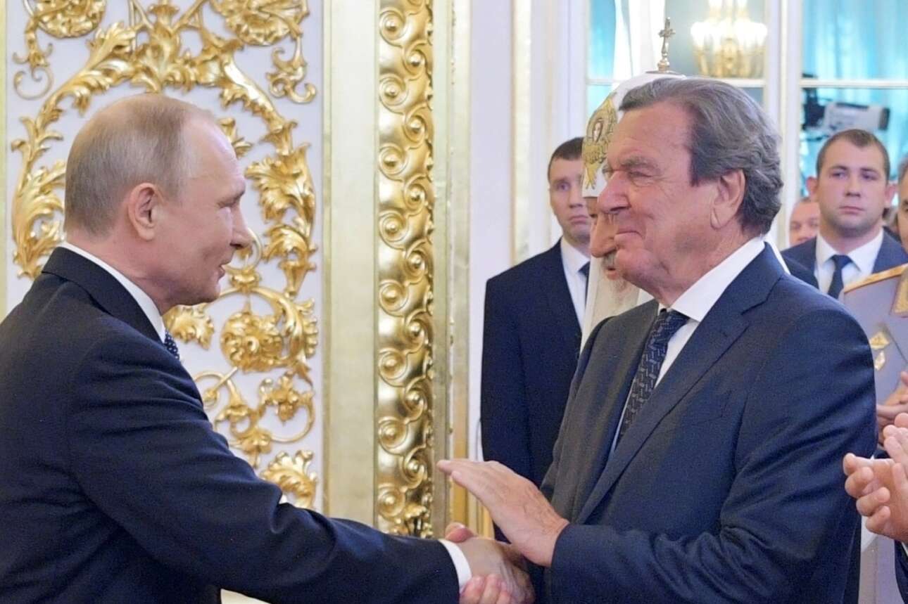 O Σολτς κόβει τα προνόμια του Σρέντερ – αίτημα και για διαγραφή του από το SPD