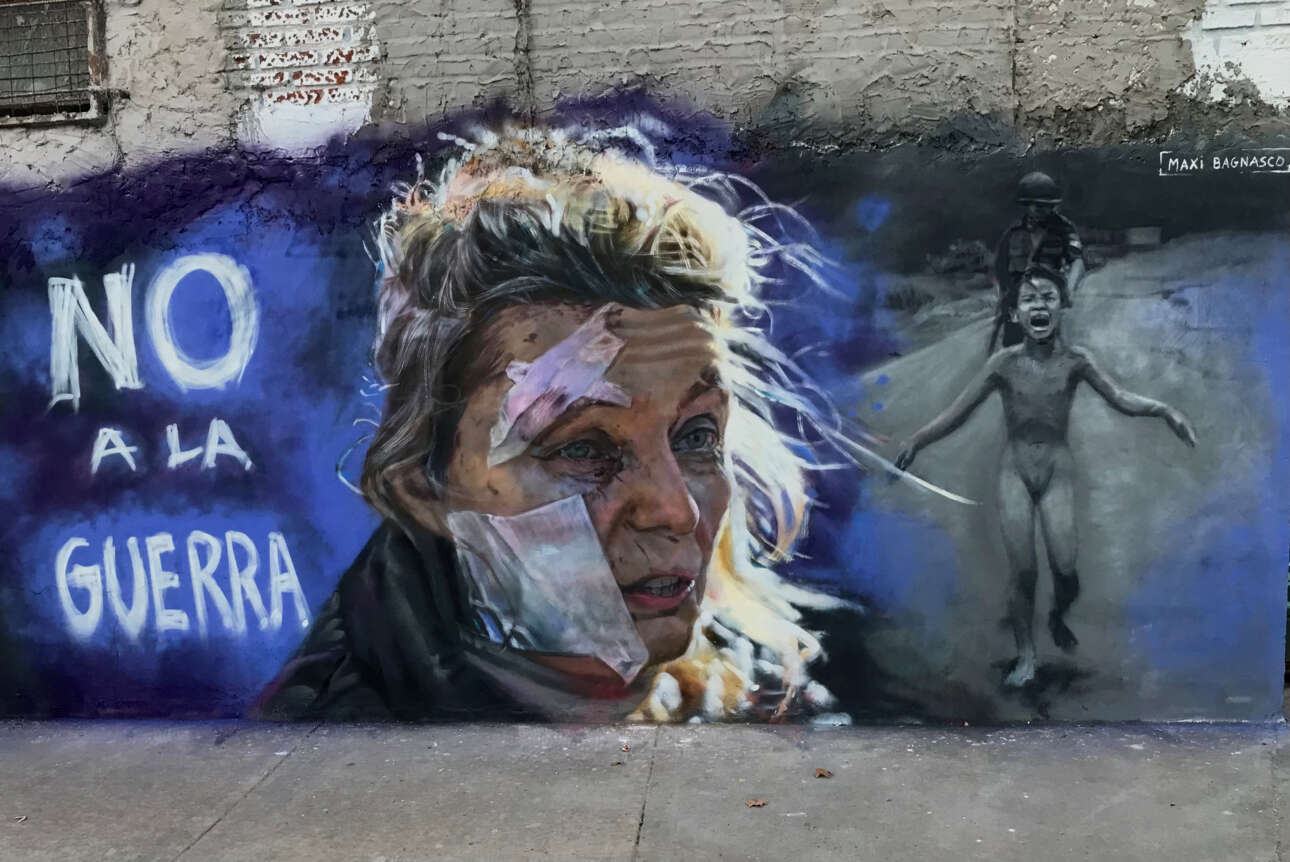 «Οχι στον Πόλεμο» γράφει η τοιχογραφία του Μάξι Μπανιάσκο στο Μπουένος Άιρες, παραθέτοντας δίπλα στην τραυματισμένη Ουκρανή το «Κορίτσι των Ναπάλμ», την Παν Τι Κιμ Πουκ, μία συγκλονιστική εικόνα από τον πόλεμο του Βιετνάμ