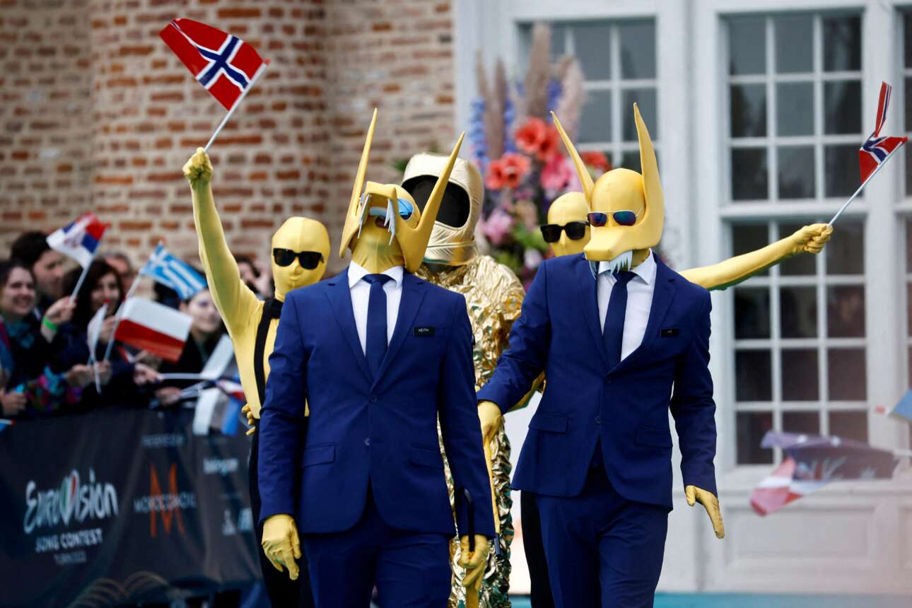 Από τα ταλέντα της Eurovision ας προβληθεί το νορβηγικό ντουέτο που λανσάρισε ποπ ζωομορφισμό στην εκδοχή της κυνοκεφαλίας – τα παιδιά φορούν ωραία γυαλιά ηλίου που κάνουν ζωηρή αντίθεση με το κίτρινο «δέρμα» τους, ενώ στο καρέ διακρίνεται και ένα ελληνικό σημαιάκι 