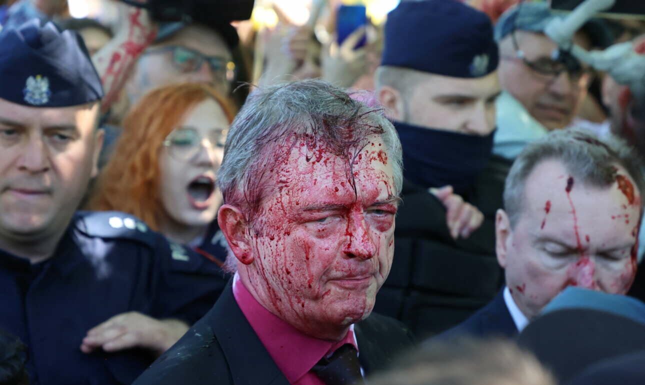 Διαδηλωτές έλουσαν με κόκκινη μπογιά τον ρώσο πρεσβευτή στη Βαρσοβία