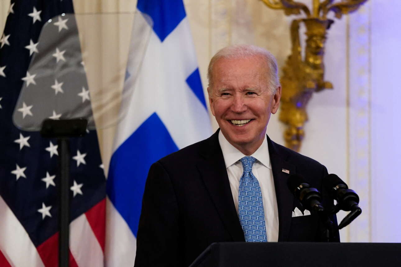 Μπάιντεν: Πώς έγινα… Μπαϊντενόπουλος και κάνω τον σταυρό μου όπως οι ορθόδοξοι