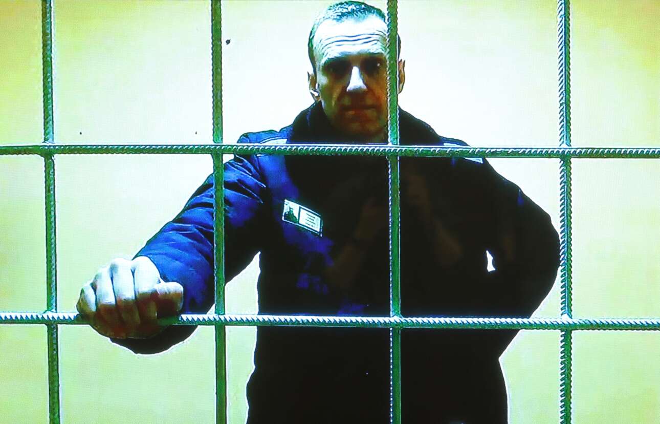 Ο φυλακισμένος ρώσος αντικαθεστωτικός Αλεξέι Ναβάλνι εμφανίστηκε στο δικαστήριο, όπου εξετάστηκε η έφεση κατά της ποινής του, μέσω… οθόνης, χωρίς να στερηθεί στιγμή το κελί του: προκεχωρημένα πράγματα – όχι τεχνολογικώς  