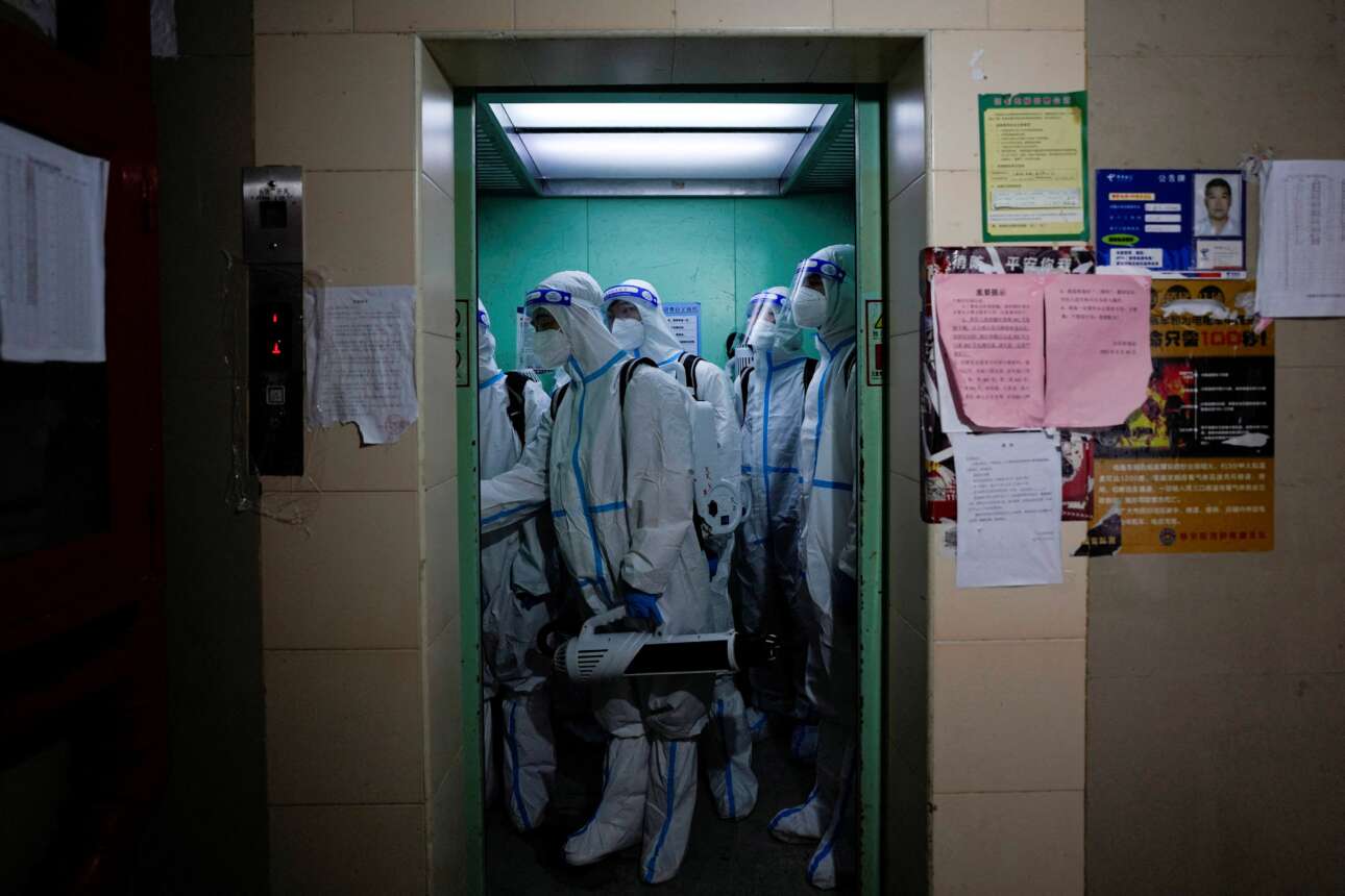 Ο θανατηφόρος ιός του μηδενικού κρούσματος σαρώνει την (εξαγωγική, παρεμπιπτόντως) Σανγκάη: «διαστημάνθρωποι» με φρόνημα λοκντάουν στριμώχτηκαν σε γήινο και δη λαϊκό ασανσέρ – και στις 18 Μαΐου λαχτάρισε η πολυκατοικία 