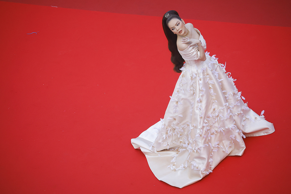 Η «βιετναμέζα Καρντάσιαν» Ly Nha Ky με ένα ανθισμένο φόρεμα 