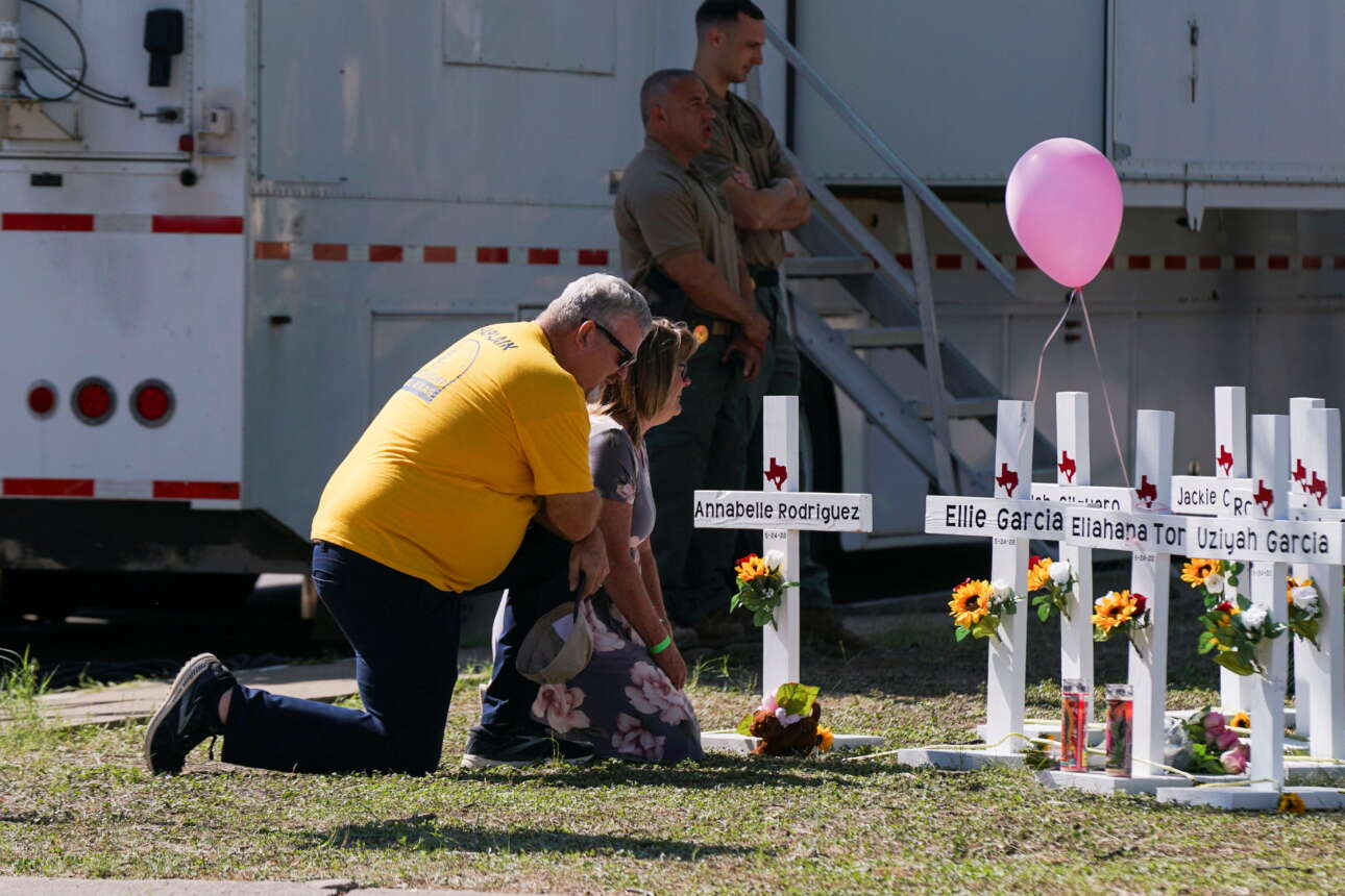 Σάλος με την αστυνομία του Τέξας: Εβαλαν χειροπέδες σε γονείς που προσπαθούσαν να σώσουν τα παιδιά τους!
