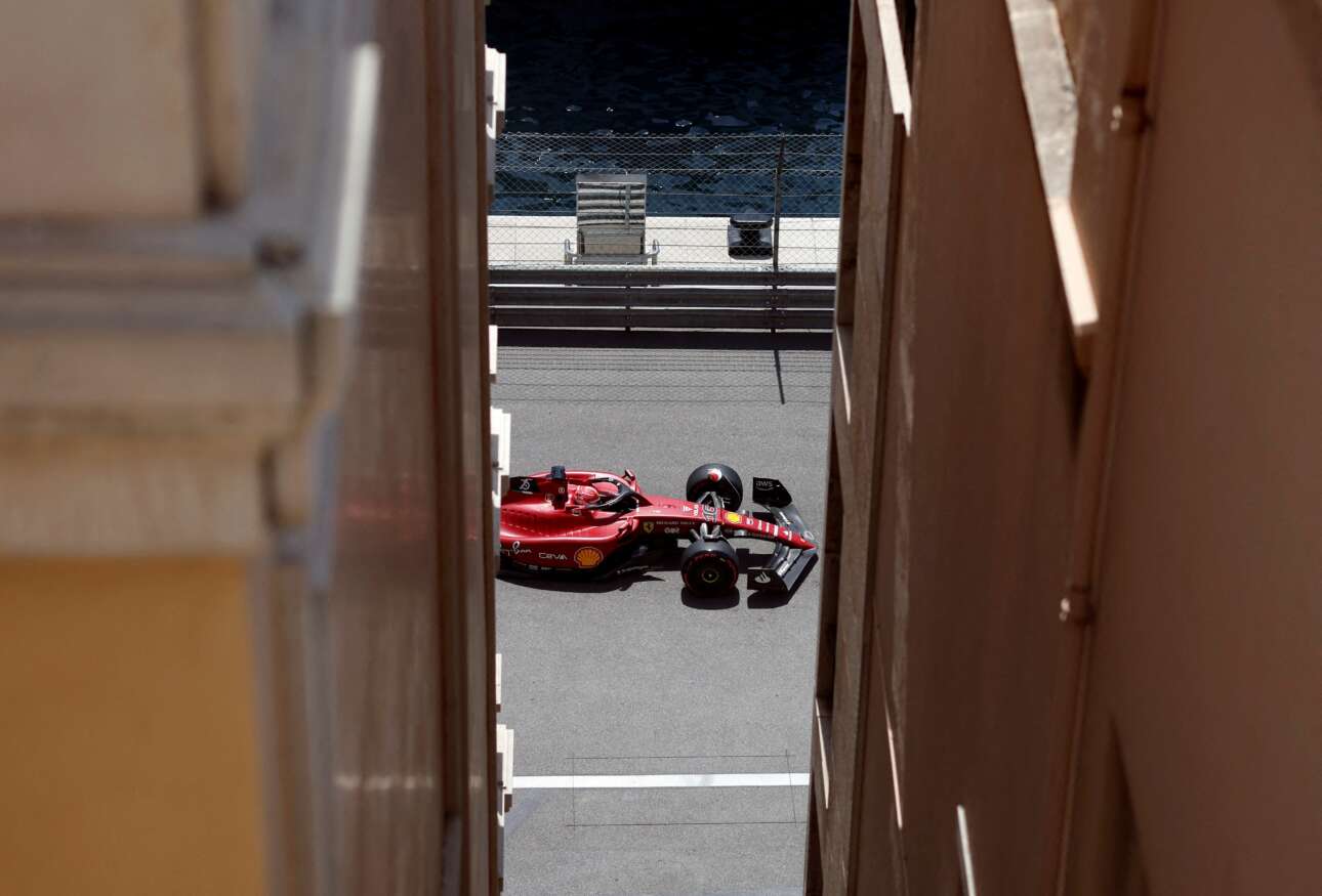 «Εναλλακτικό», κινηματογραφικό καρέ (του γαλλικού σινεμά) από το ράλι αυτοκινήτων F1: η Φεράρι, βέλος κόκκινο, υπομονετικό και σίγουρο, στραφταλίζει καθώς περνάει από την corniche του Μόντε Κάρλο στο σιρκουί του Μονακό
