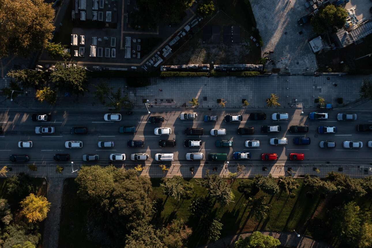 Στη Βουλή ο κλιματικός νόμος: Τα χρονικά όρια για ηλεκτρικά ταξί, ΙΧ και κτίρια με πετρέλαιο θέρμανσης