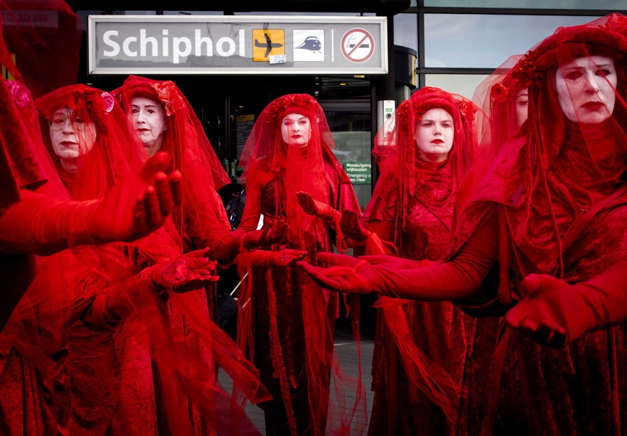 Σαββατιάτικα οι εικονιζόμενες κυρίες έδωσαν παράσταση στον αερολιμένα του Αμστερνταμ διαμαρτυρόμενες για την όχληση και τη ρύπανση που προκαλούν οι αεροπορικές πτήσεις – ανάλογα σόου έγιναν και στα υπόλοιπα ολλανδικά αεροδρόμια