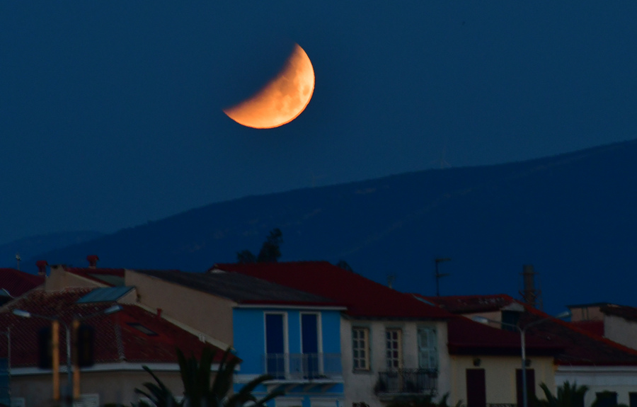 Το «ματωμένο φεγγάρι», όπως το είδαν στην πόλη του Ναυπλίου, μετά την έκλειψη της Σελήνης