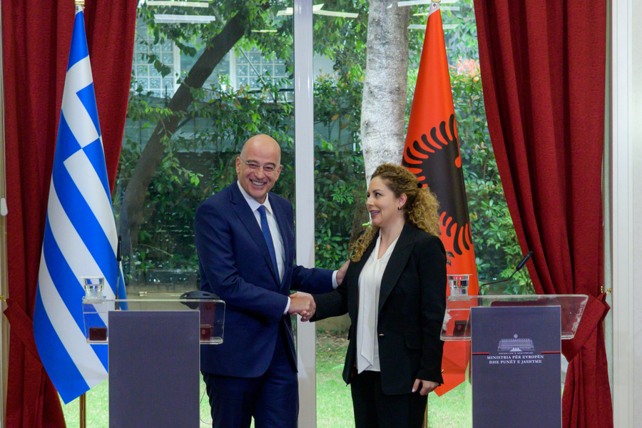 Δένδιας στα Τίρανα: Αναχρονισμός ο νόμος «περί εμπολέμου» – Συζήτηση μόνο επί πραγματικών ζητημάτων