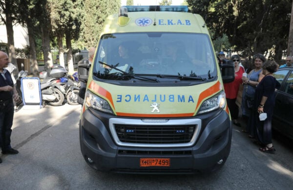 Μεθυσμένος στη Σαλαμίνα επιτέθηκε σε διασώστη του ΕΚΑΒ – του έσπασε και τα δύο χέρια