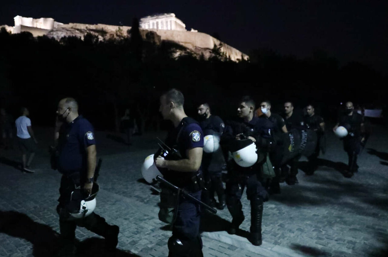 Χειροπέδες σε «σκληρή» συμμορία ανηλίκων – λήστευαν με μαχαίρια περαστικούς στην Ακρόπολη