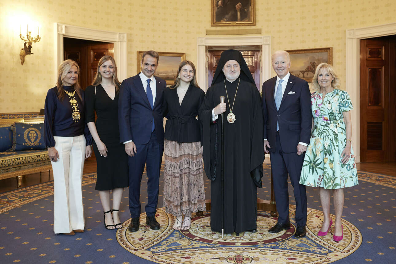Μια «οικογενειακή» φωτογραφία: Μαρέβα, Σοφία, Κυριάκος, Δάφνη Μητσοτάκη, ο αρχιεπίσκοπος Αμερικής Ελπιδοφόρος και ο Τζο και η Τζιλ Μπάιντεν