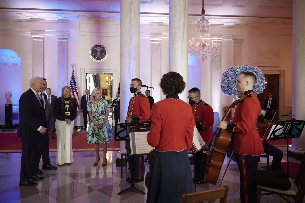 Τα ζεύγη Μπάιντεν και Μητσοτάκη με τα μέλη της ορχήστρας στον Λευκό Οίκο
