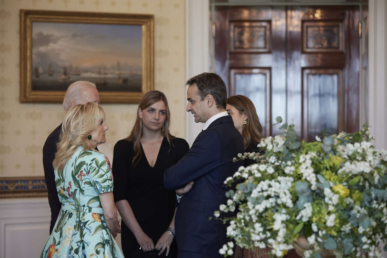 O Κυριάκος Μητσοτάκης συστήνει τις κόρες του Σοφία και Δάφνη στο προεδρικό ζεύγος των ΗΠΑ