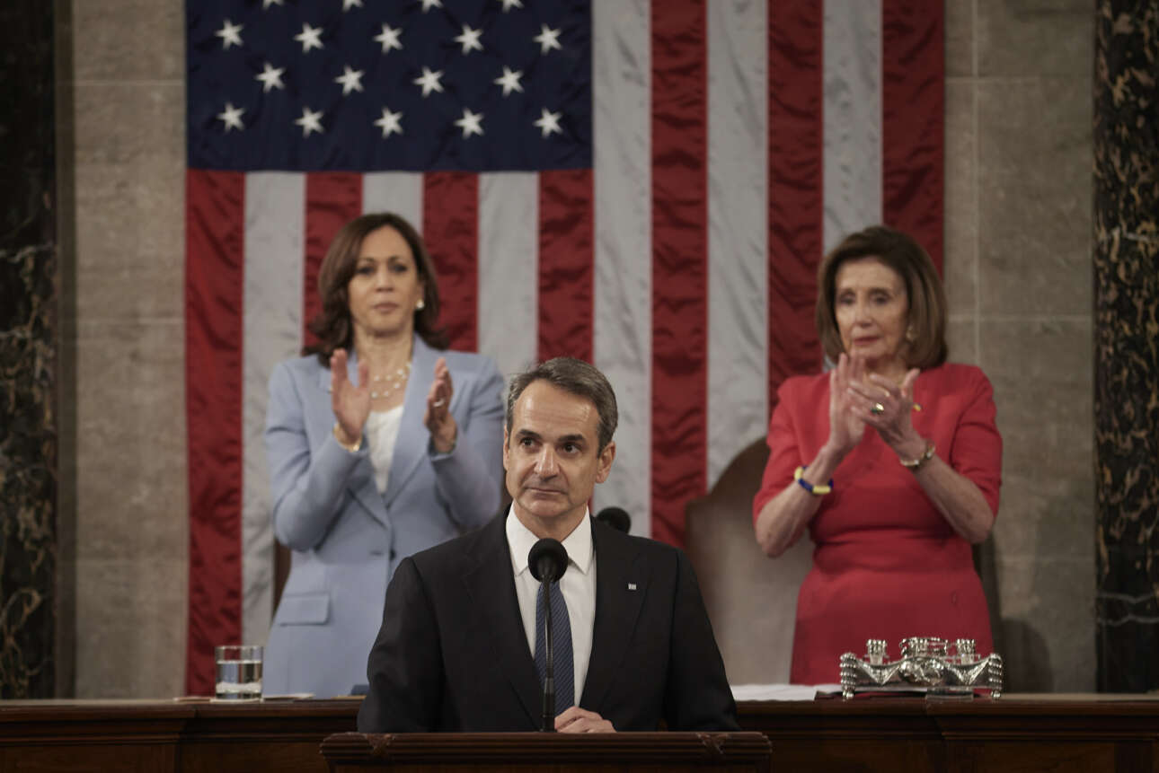 Την ιστορική ομιλία Μητσοτάκη στο Κογκρέσο χειροκρότησαν η αντιπρόεδρος των ΗΠΑ, Κάμαλα Χάρις, και η Πρόεδρος της Βουλής των Αντιπροσώπων, Νάνσι Πελόζι. Οι δύο γυναίκες κατέχουν τα δύο υψηλότερα αξιώματα του αμερικανικού πολιτικού συστήματος μετά από εκείνο του Προέδρου