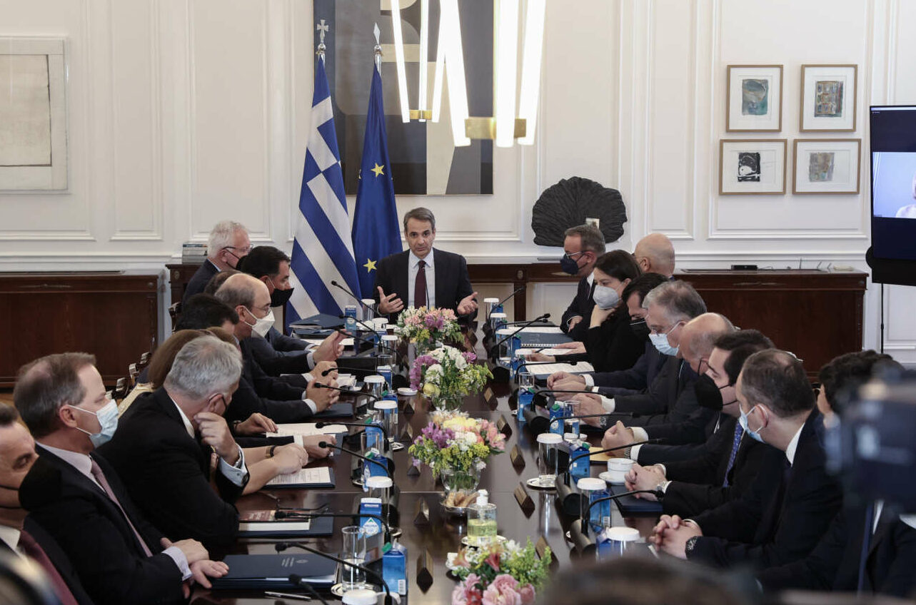 Μητσοτάκης σε ΣΥΡΙΖΑ: Διαλέξτε, ή με τη βιβλιοθήκη ή με τη βαριοπούλα