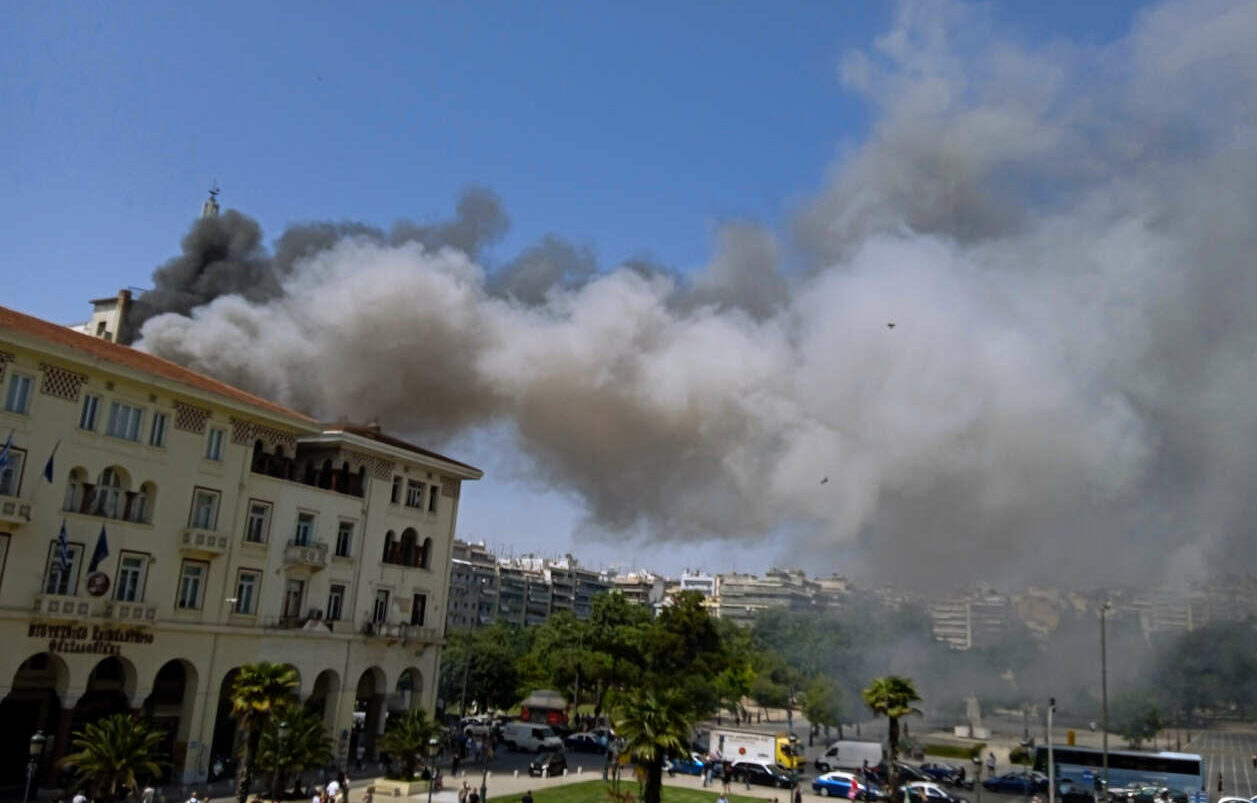 Θεσσαλονίκη: Φωτιά στο Βιοτεχνικό Επιμελητήριο – Δύο διασωληνωμένοι