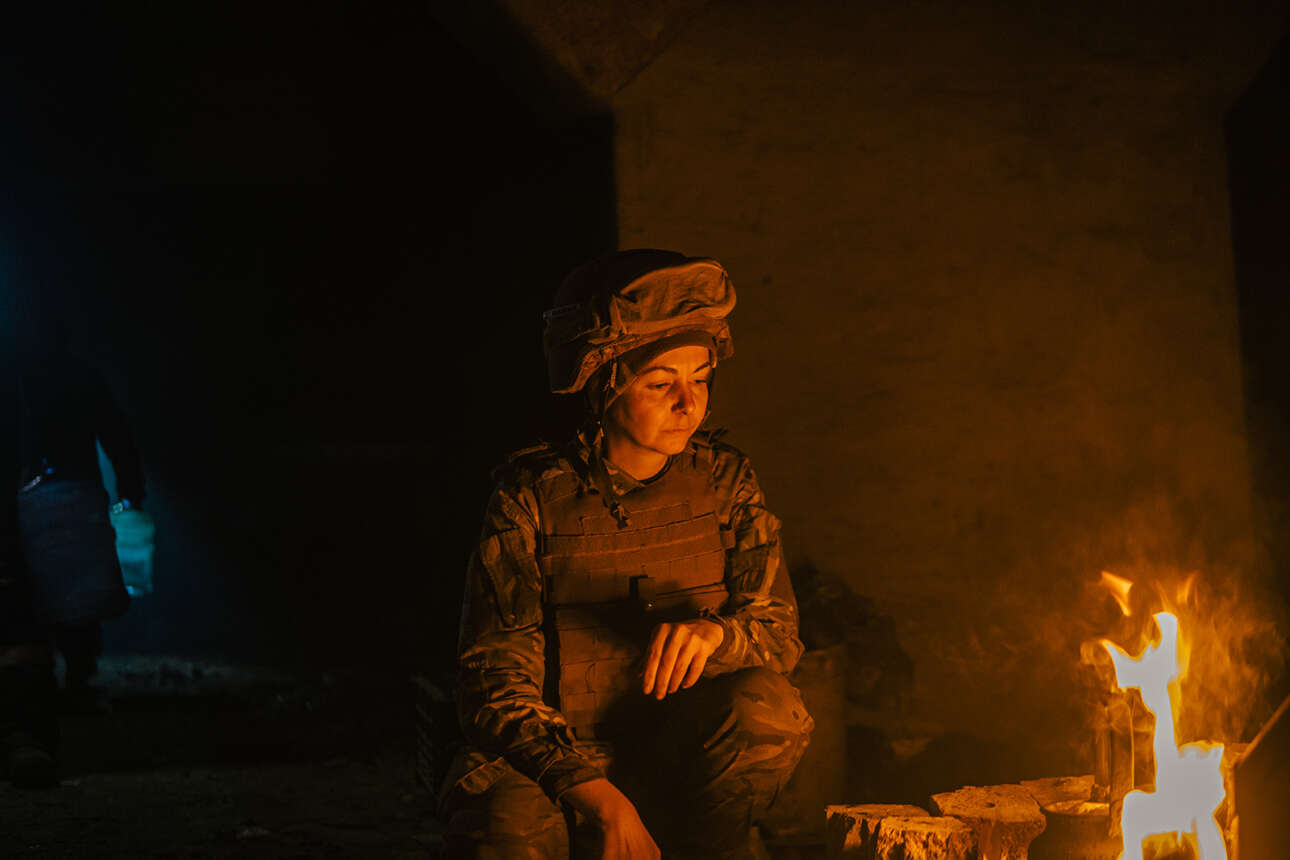 Γυναίκα στρατιώτης μέσα στο διαλυμένο εργοστάσιο