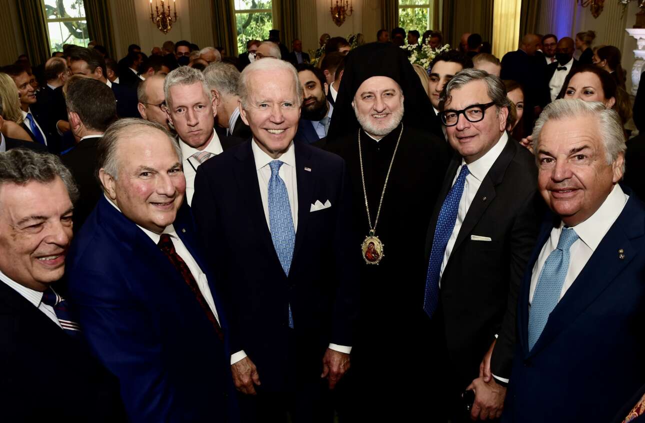 Ο αρχιεπίσκοπος Αμερικής Ελπιδοφόρος με τον Τζο Μπάιντεν και καλεσμένους στη δεξίωση
